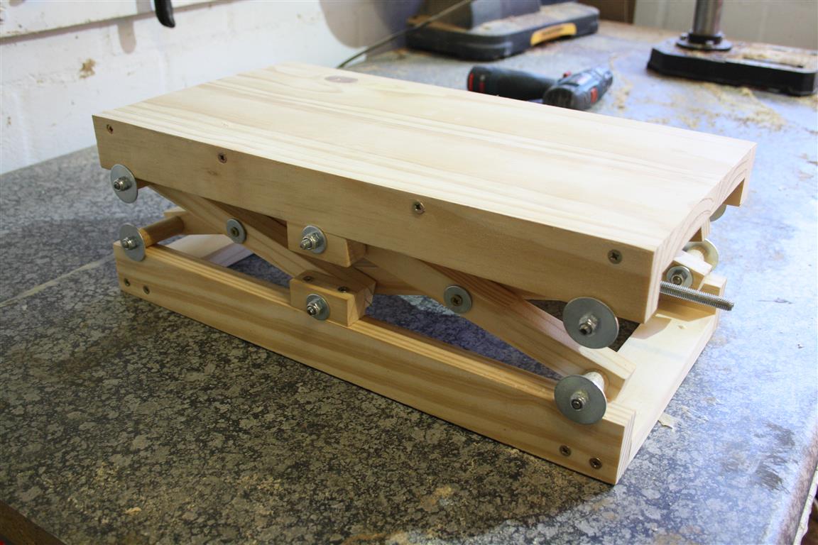 Mini DIY scissor lift plans - Woodwork Junkie